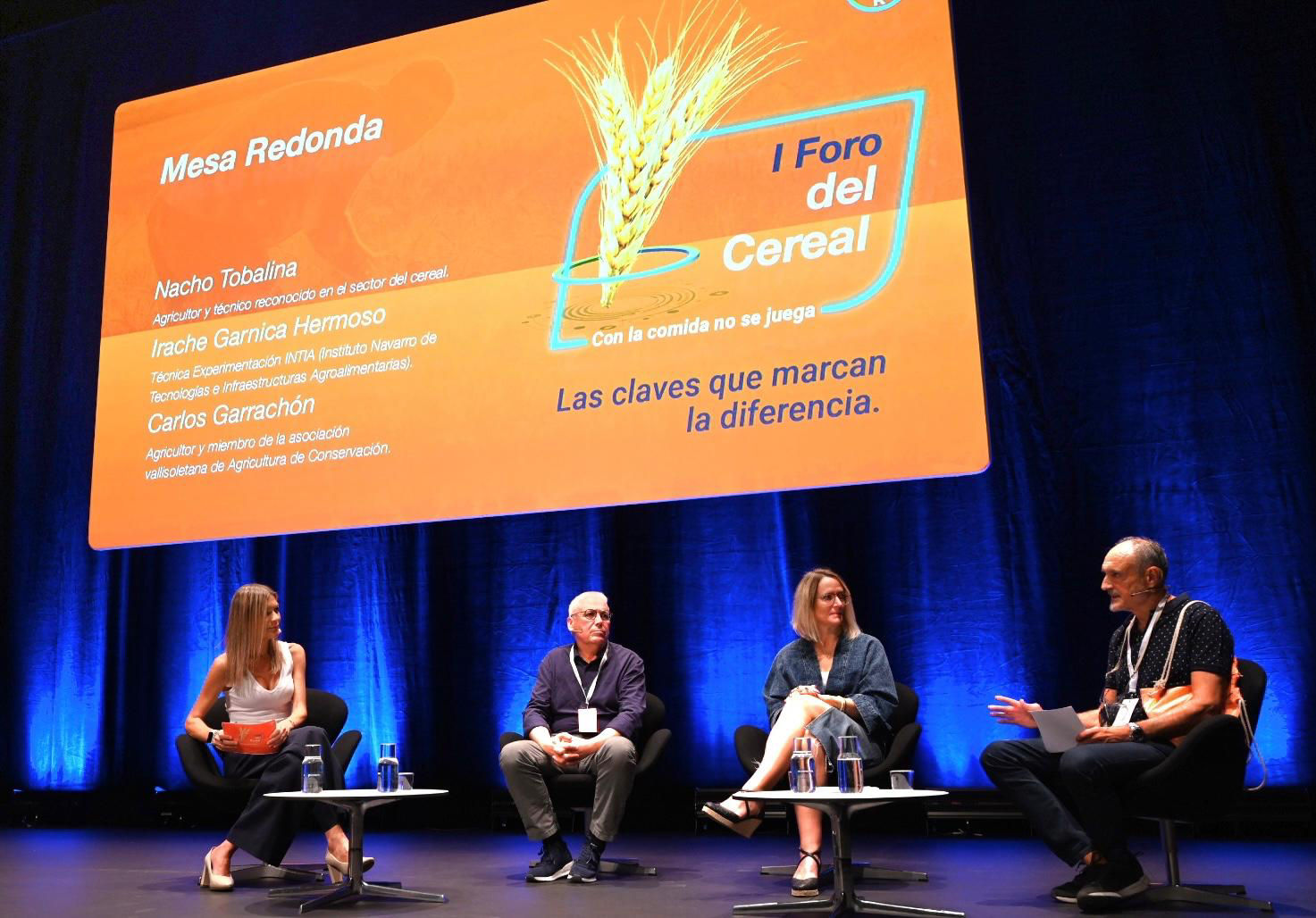 Mesa redonda del I Foro del Cereal de Bayer con cuatro participantes en el escenario.